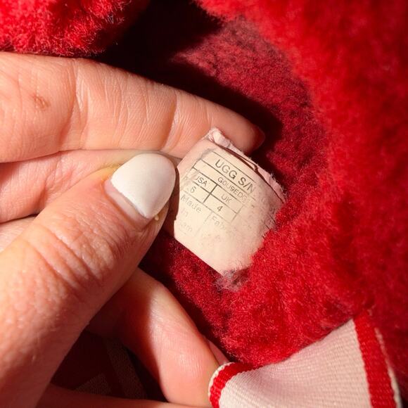 UGG Women’s Fluff Yeah Slides in Ribbon Red Size 6 - Picture 7 of 9